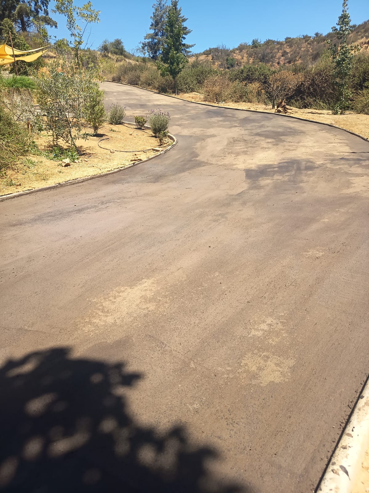 Camino terminado con pavimento asfáltico