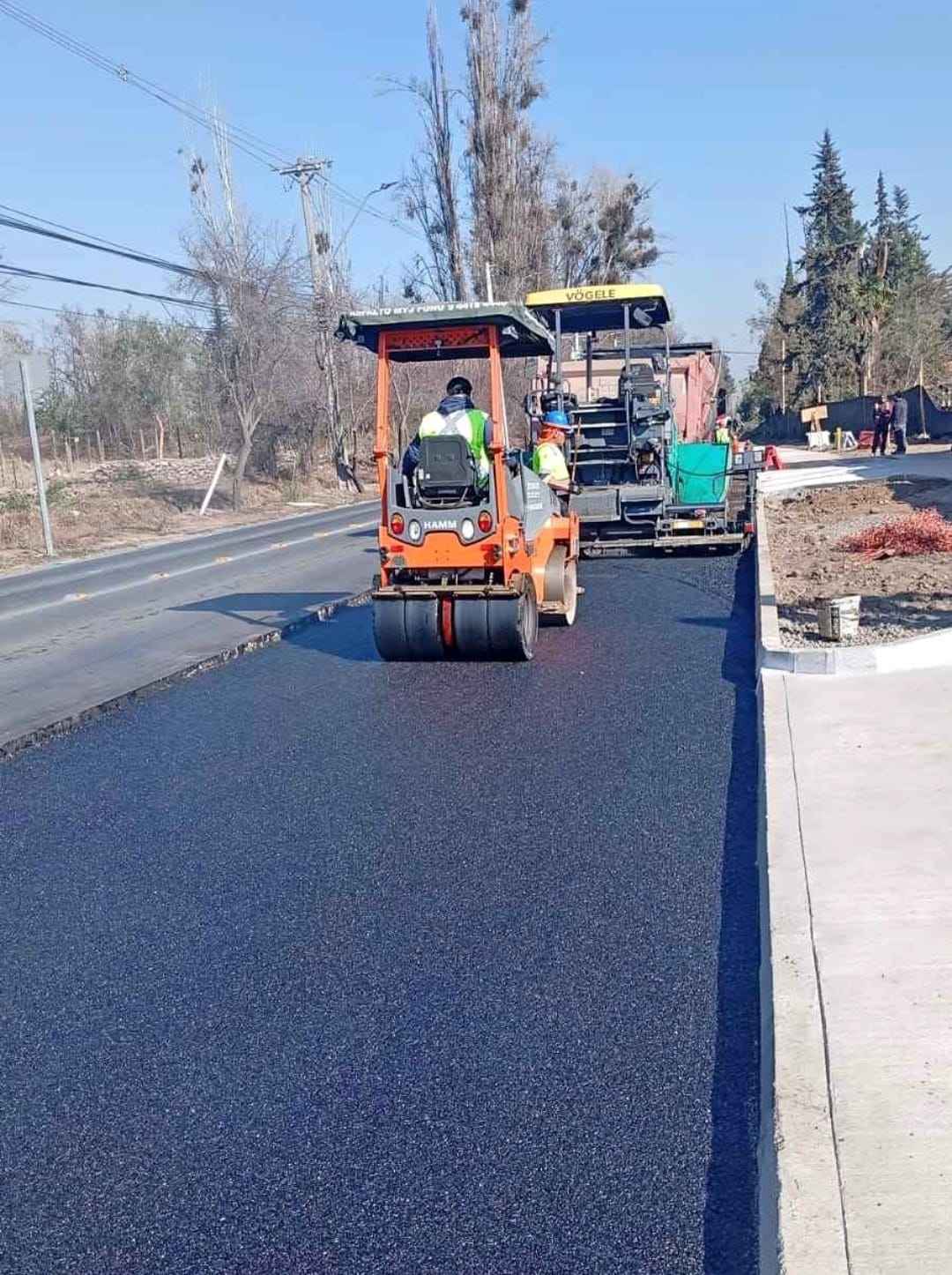 Pavimentación mecanizada con terminadora y rodillo
